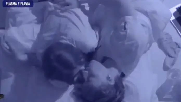 Il bacio tra Plasma e Flavia