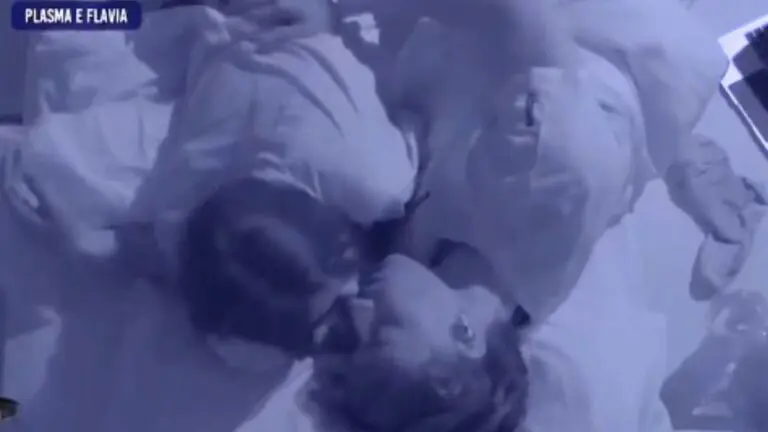 Il bacio tra Plasma e Flavia