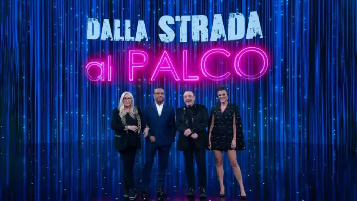 Carlo Conti presenta dalla strada al palco