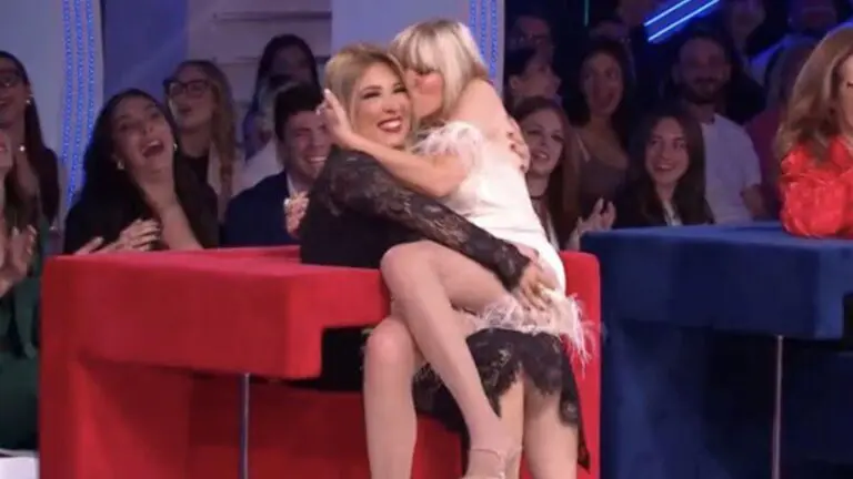 l'abbraccio tra Selvaggia Lucarelli e Alessandra Celentano al Gf Vip 8