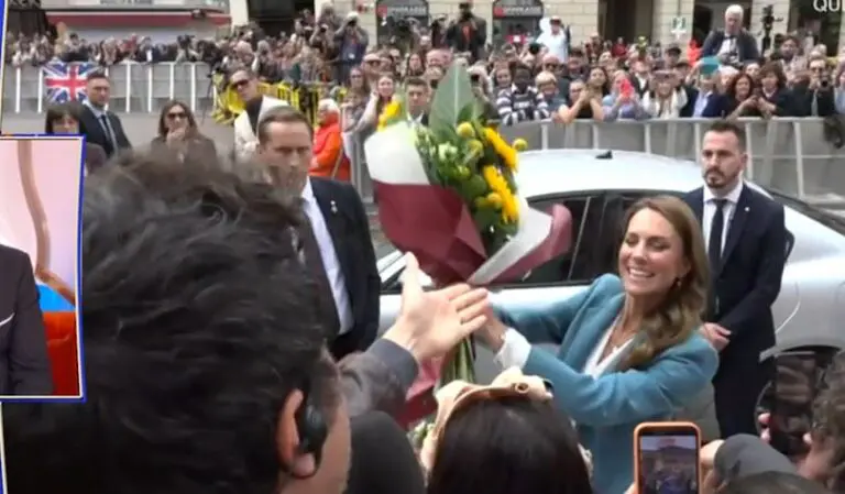 L'inviato de La Volta Buona Fabrizio D'Alessio regala i fiori alla principesa