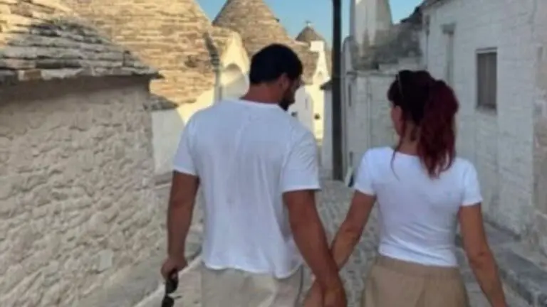 Andrea Delogu insieme al fidanzato in Puglia