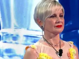Antonella Elia, un’onda d’amore che continua: l’incontro con i fan e il video dal treno Antonella Elia durante il suo gf vip