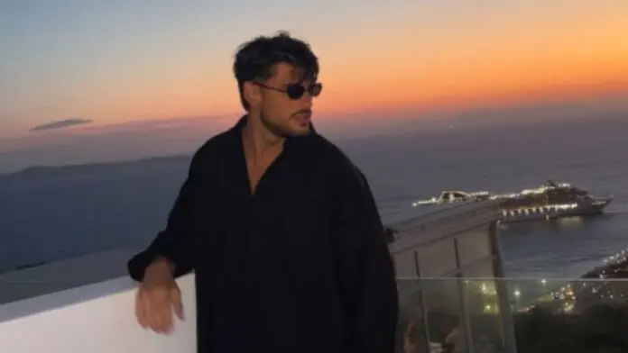 Ciro Solimeno a cena con l'ex corteggiatrice Ciro Solimeno in vacanza a Mykonos al tramonto