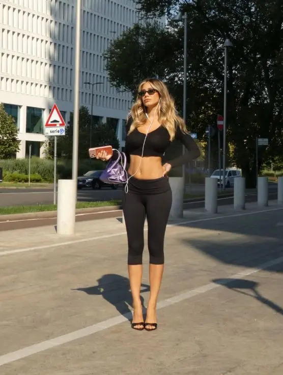 Lo scatto dalla sua pagina Instagram mentre si mostra tra fisico scolpito e relax