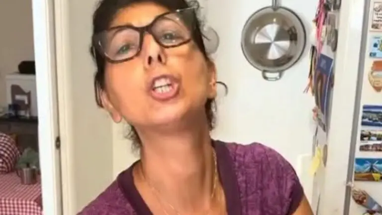 Grande Fratello, Donatella ai fornelli: il piatto per il marito conquista i fan