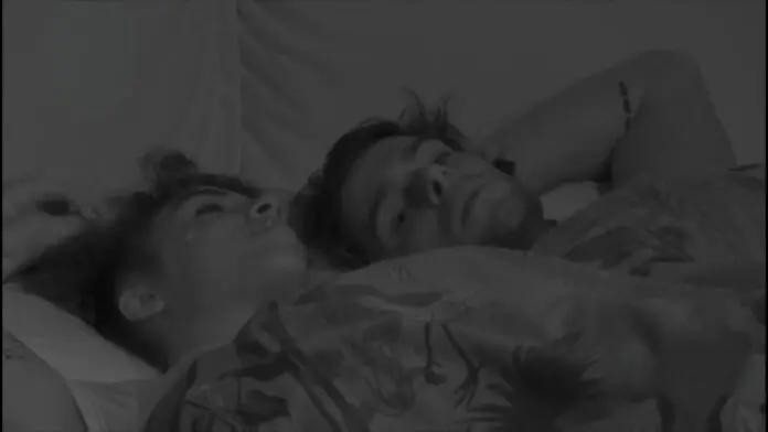 Giacomo e Megan a letto ma lui prende un palo Giacomo cerca un nuovo approccio con Megan ma lei lo respinge