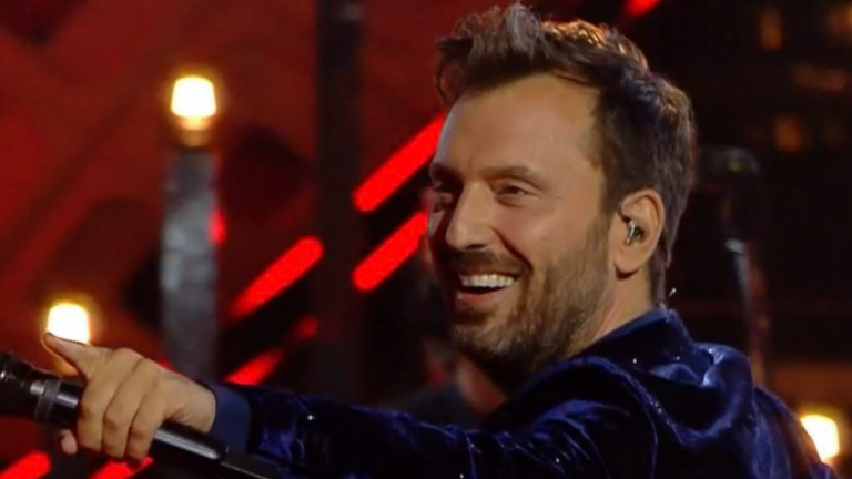 Sanremo 2022, cameraman cade durante l’esibizione di Cremonini: il video