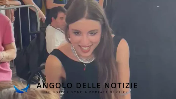 Angelina mango si commuove vedendola