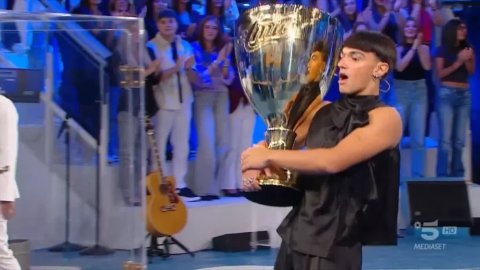 Daniele Doria riconsegna la coppa del vincitore