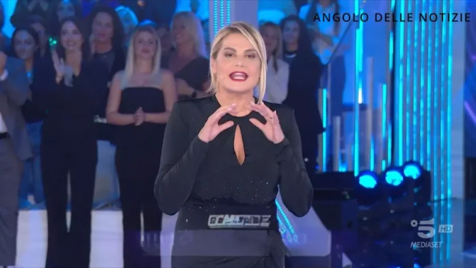 Simona Ventira e il saluto a Alfonso Signorini