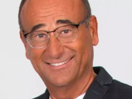 Carlo Conti, il tapiro d’oro ricevuto da Striscia La Notizia Tale e Quale show Carlo Conti