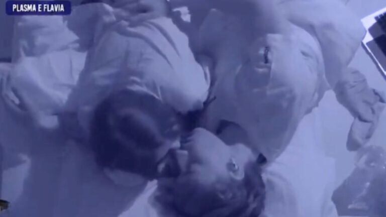 Il bacio tra Plasma e Flavia