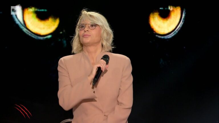 Maria De Filippi si commuove