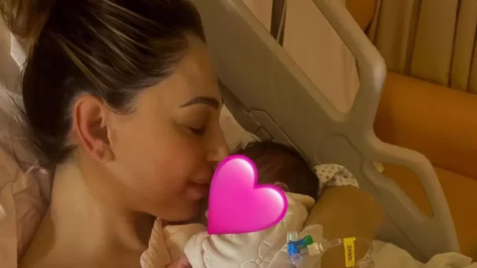 Anna Tatangelo e la foto con Beatrice nata ieri 3 gennaio Anna Tatangelo e la foto con Beatrice nata ieri 3 gennaio