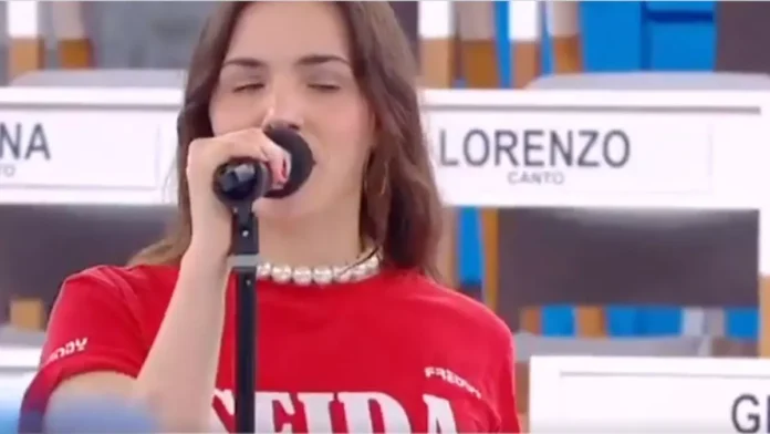 Caterina ad Amici 25 crolla