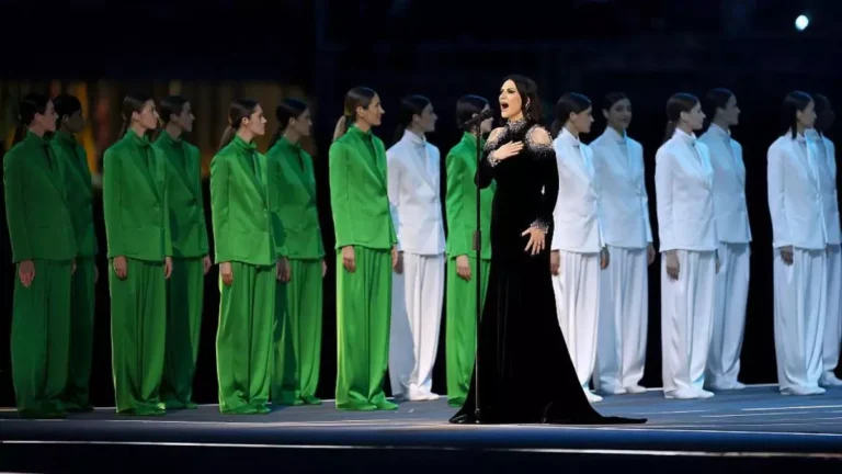 Laura Pausini apre la cerimonia di apertura di Milano Cortina
