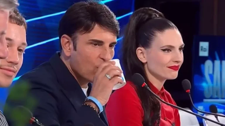 Sal Da Vinci alla conferenza stampa ricorda gli italiani all'estero